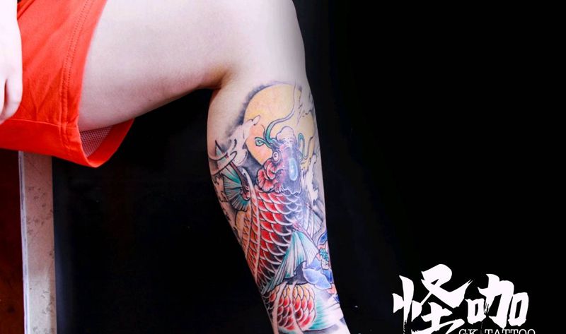 新传统鲤鱼包小腿纹身图片_腿部新传统纹身图案