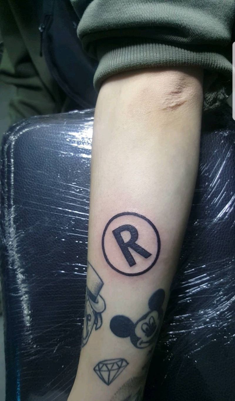 R纹身图片
