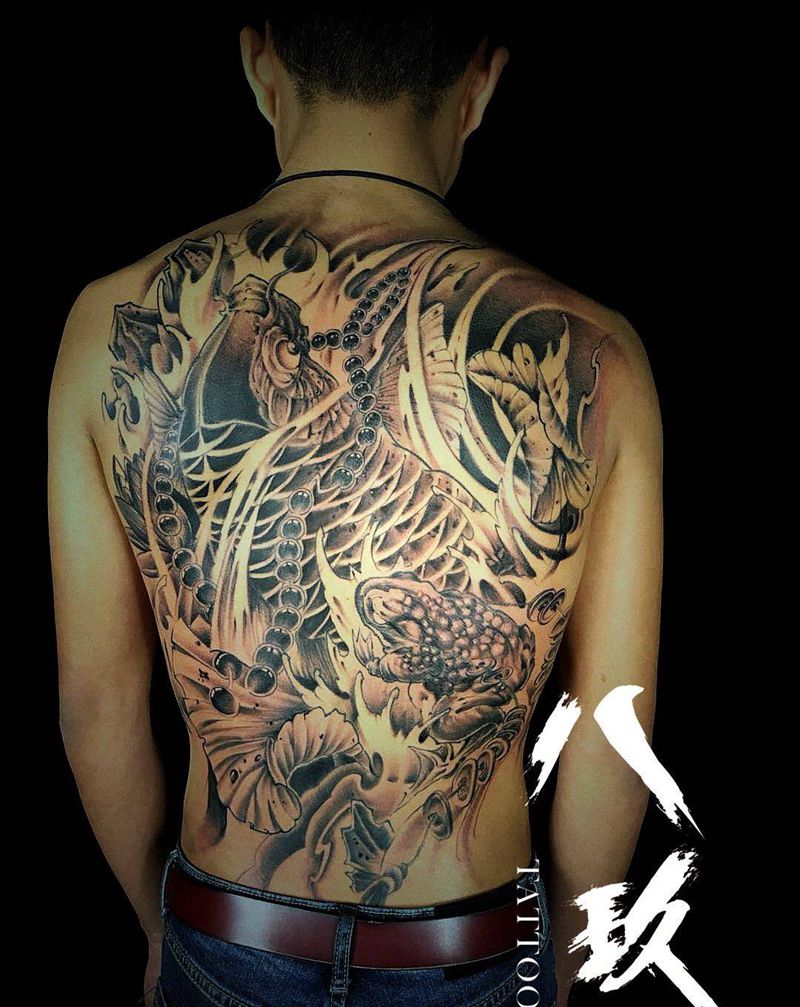 满背鲤鱼纹身图片