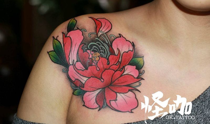 重彩花纹身图片_肩部胸部新传统纹身图案