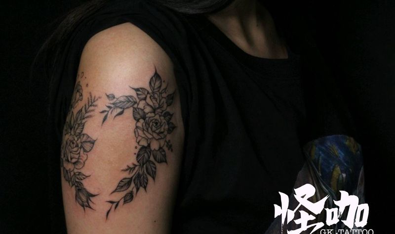 大臂花纹身图片