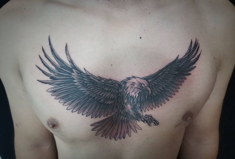 雄鹰展翅纹身图片_鹰纹身图案