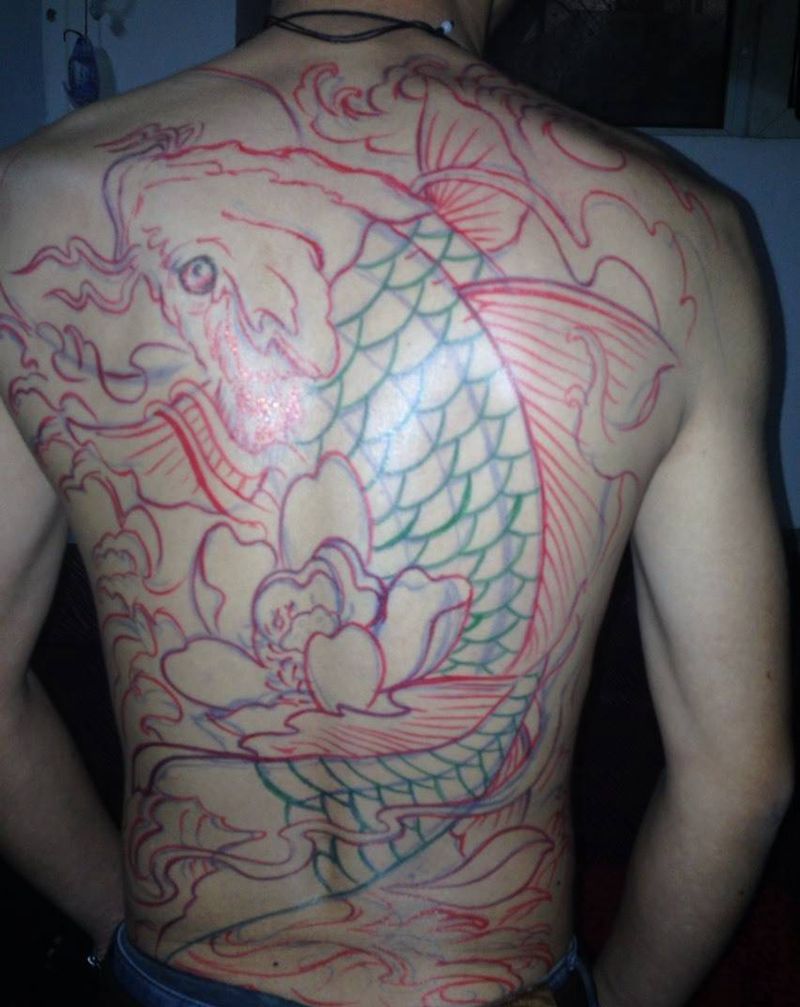 招财神鱼纹身图片_背部成品动物纹身图案
