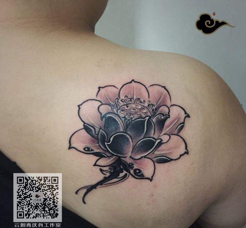 莲花纹身图片_肩部背部新传统水墨莲花黑白植物纹身图案