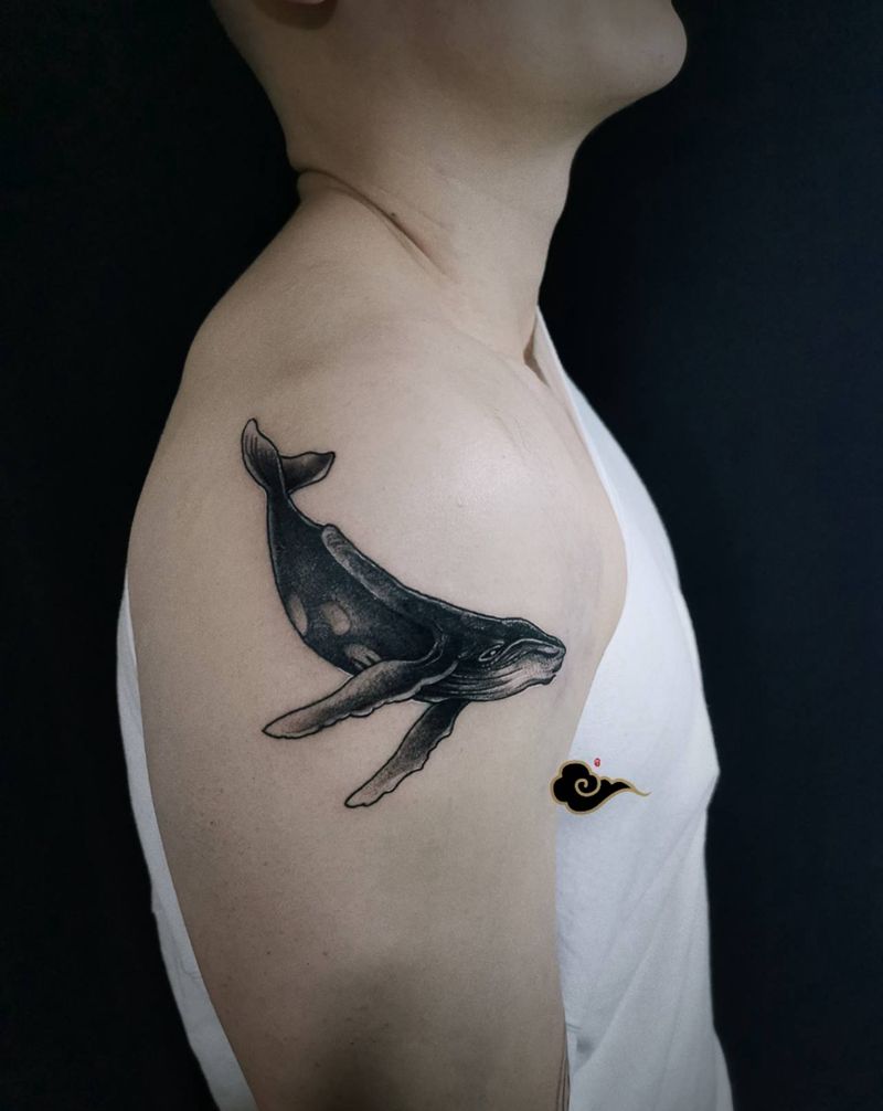 第二天同款纹身图片_手臂花体字点刺鲸鱼英文纹身图案