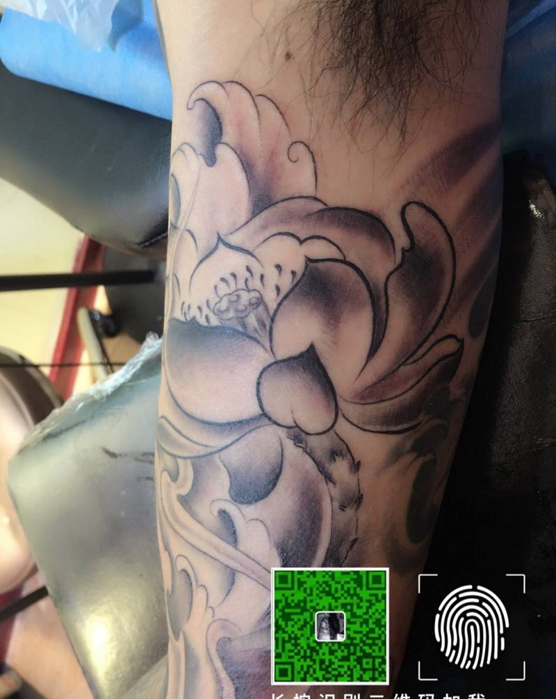 荷花纹身图片_成品欧美植物纹身图案