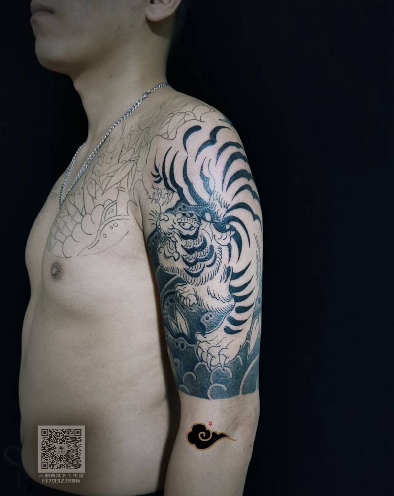 半甲虎2纹身图片_胸部手臂老传统老虎半甲纹身图案