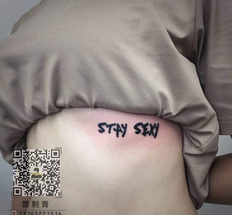 小字母纹身图片_胸部腹部几何小字母纹身图案