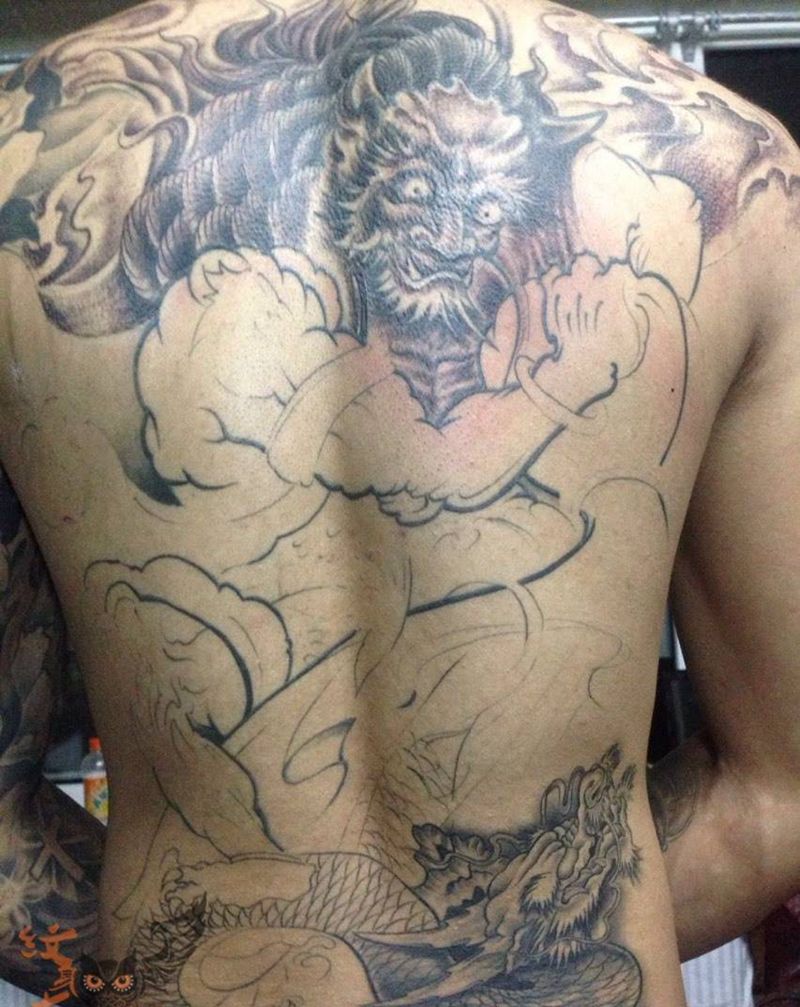 风神降龙纹身图片_鬼神传统背部纹身图案