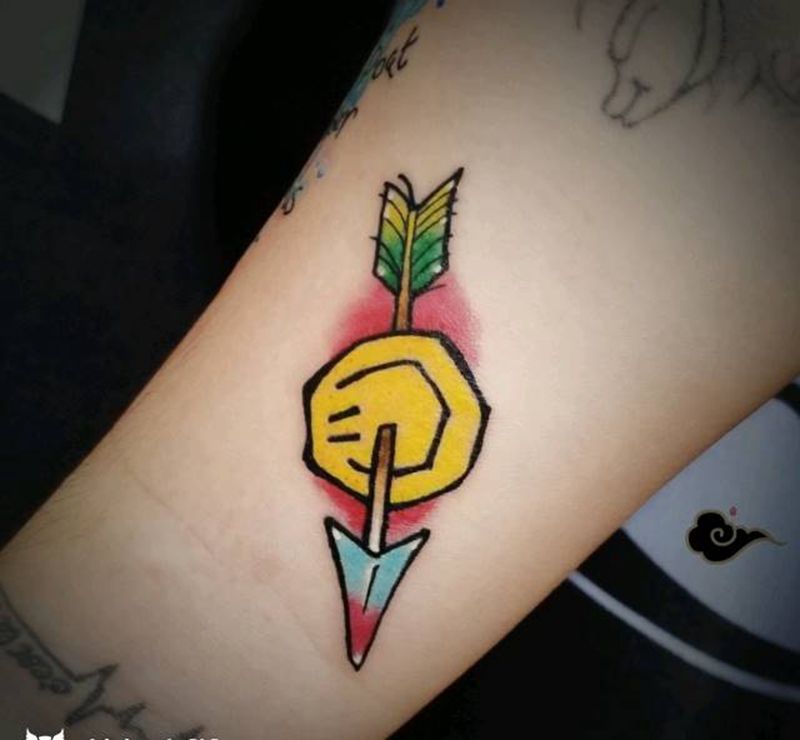 小臂彩色笑脸纹身图片_手臂Old School笑脸弓箭纹身图案