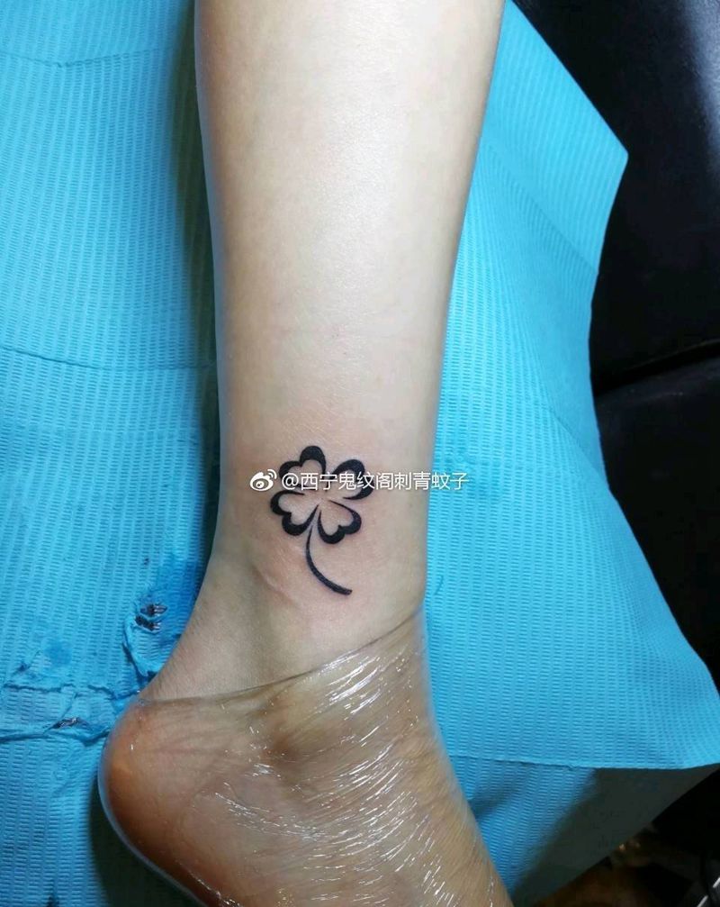 四叶草纹身图片_脚部清新植物成品纹身图案