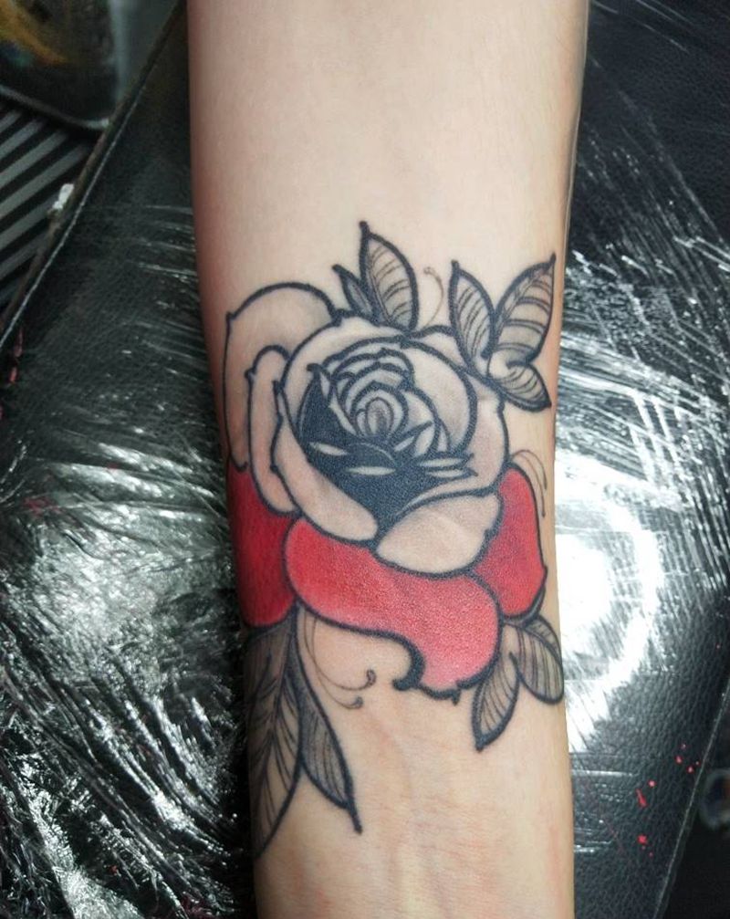 黑灰玫瑰花上彩色纹身图片_手臂New School纹身图案