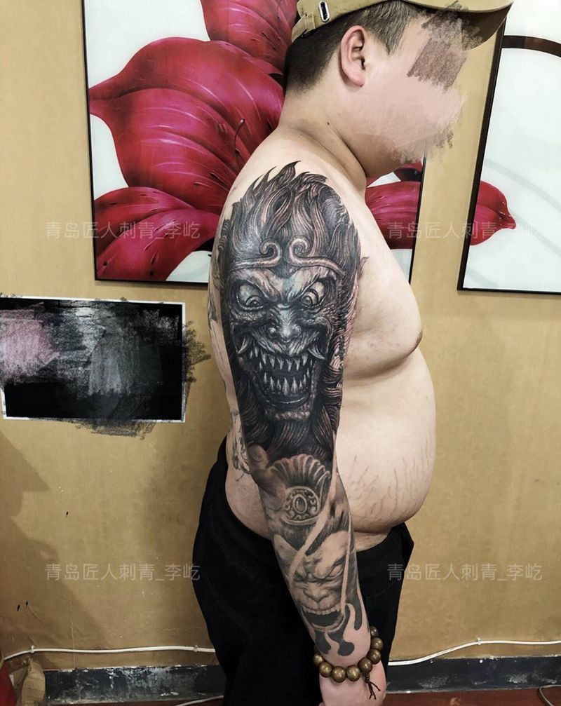 大臂遮盖  猴子纹身图片_成品肩部手臂传统写实人物纹身图案
