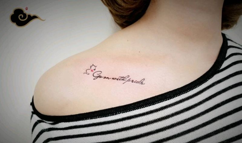 小字母纹身图片_颈部肩部纹身图案