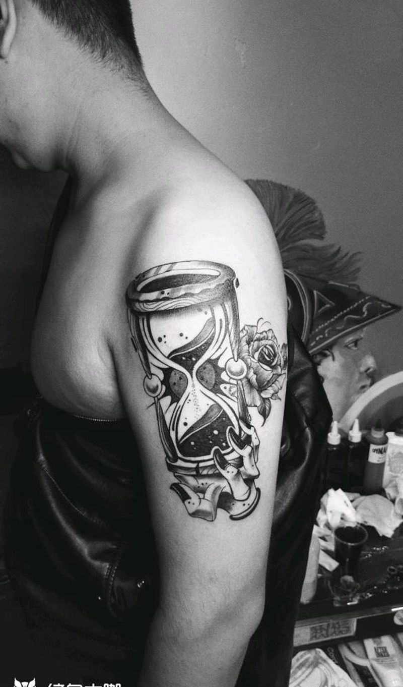 手持时光机纹身图片_手臂Old School纹身图案