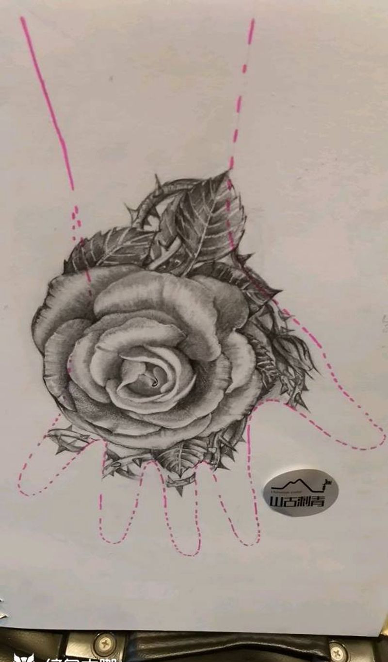 黑灰玫瑰花纹身图片_手部欧美写实纹身图案