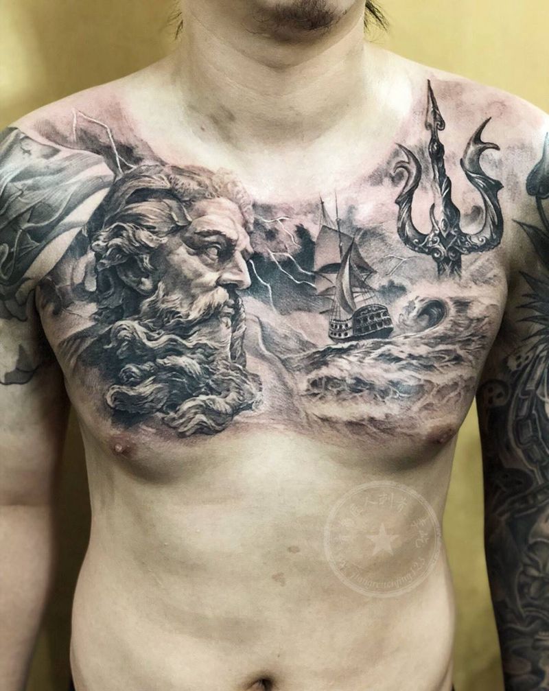 海神波塞冬花胸 欧美写实花胸纹身图片_胸部欧美写实波塞冬三叉戟船纹身图案