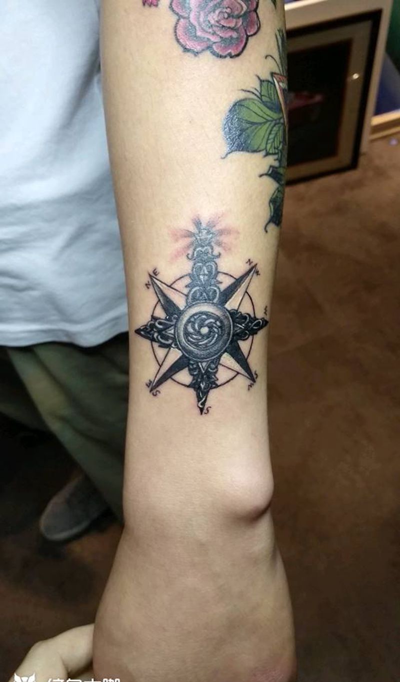 指南针纹身图片_手臂New School纹身图案