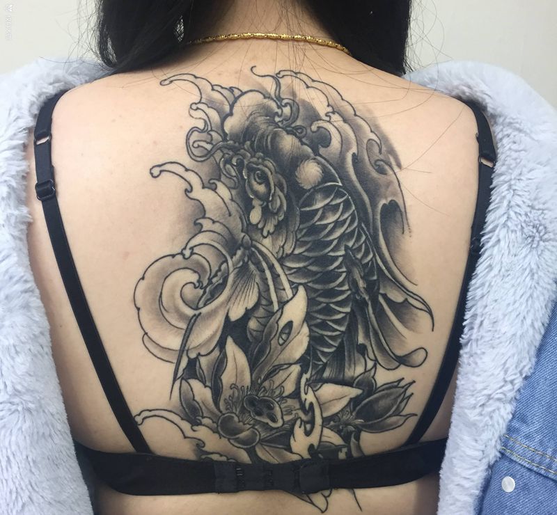 鲤鱼恢复后纹身图片_背部纹身图案