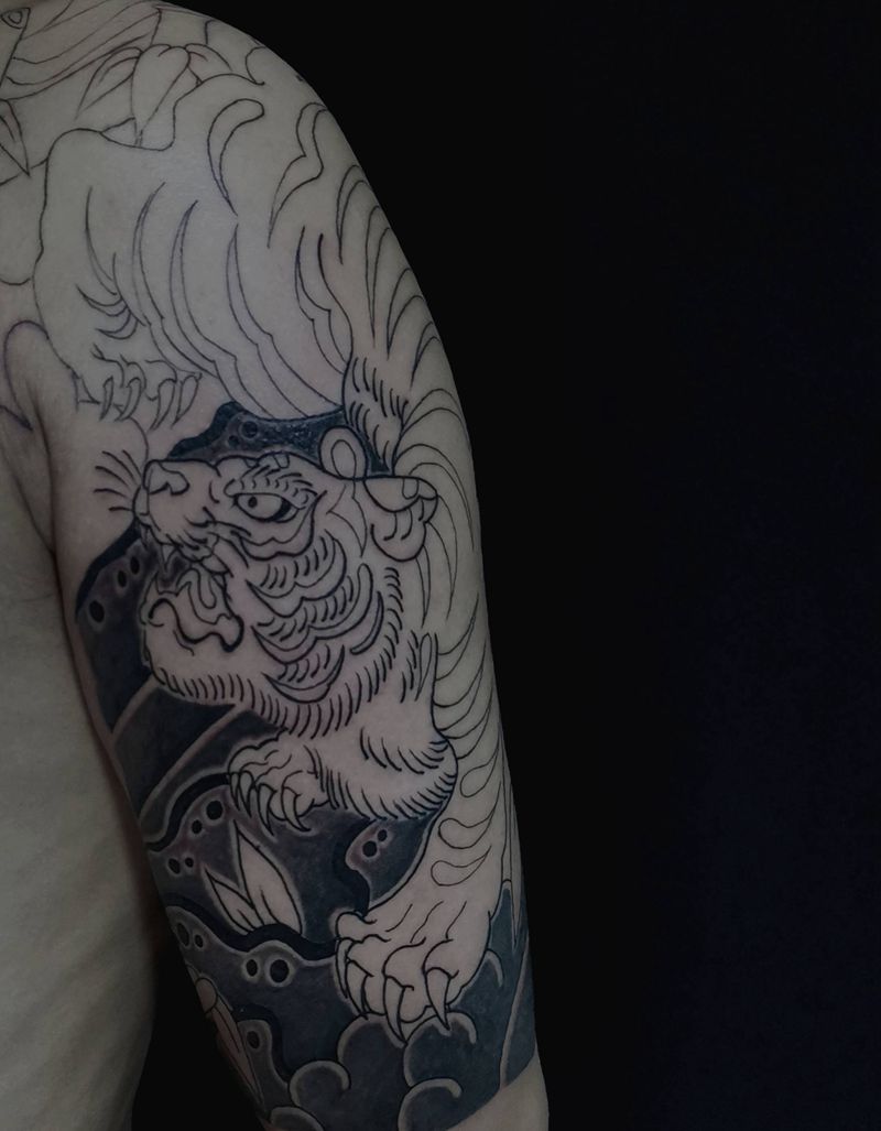 半甲老虎1纹身图片_胸部手臂老传统老虎纹身图案