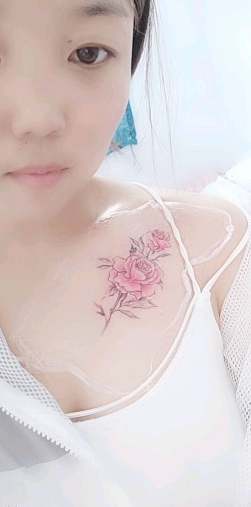 素花纹身图片_胸部水彩纹身图案