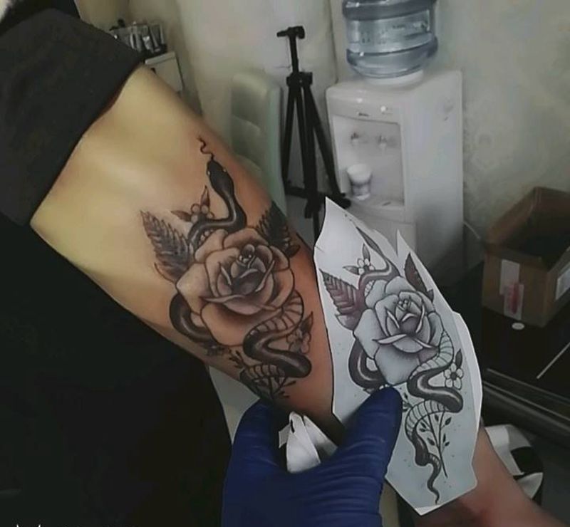 蛇玫瑰纹身图片_手臂纹身图案