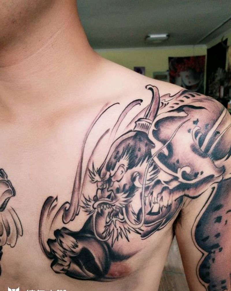 麒麟纹身图片_肩部水墨纹身图案