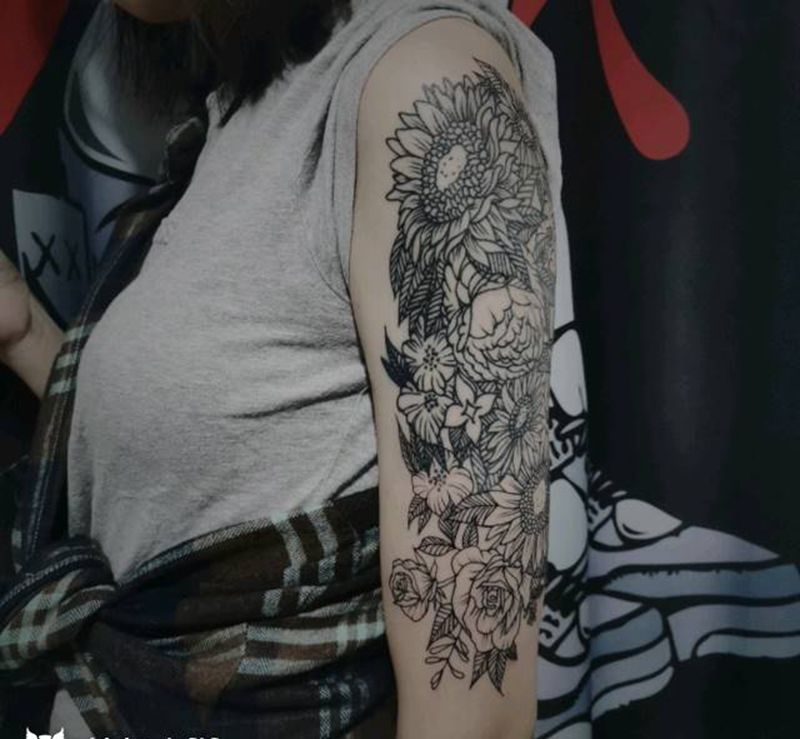 添加花花纹身图片_肩部手臂点刺素花纹身图案