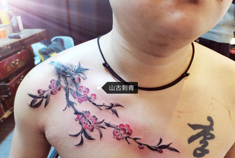 桃树纹身图片_胸部水墨纹身图案