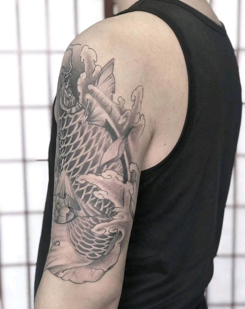 大臂鲤鱼纹身图片_手臂纹身图案