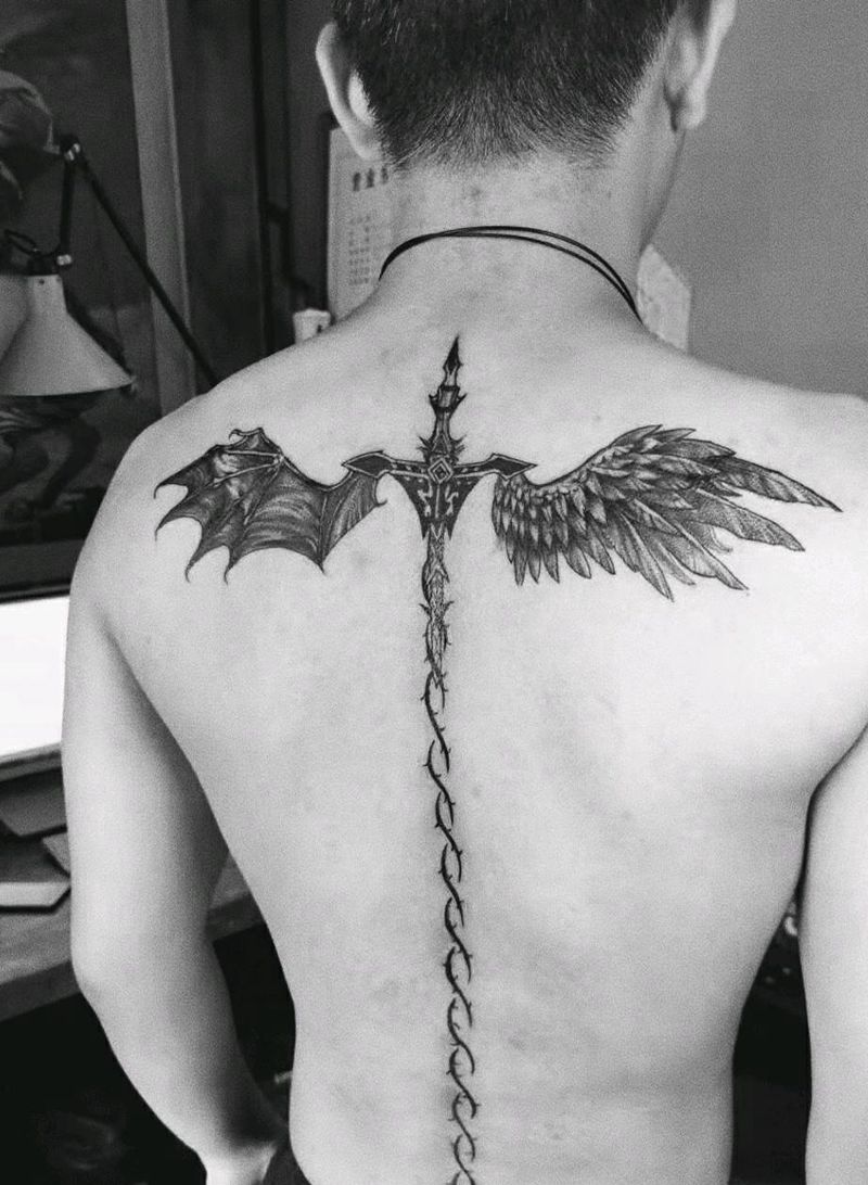 翅膀纹身图片_背部新传统纹身图案