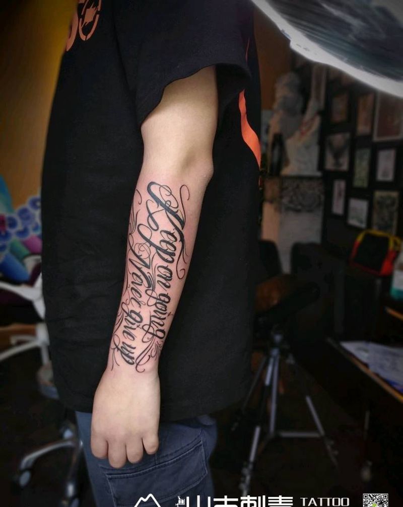 小臂花体字纹身图片_手臂花体字纹身图案