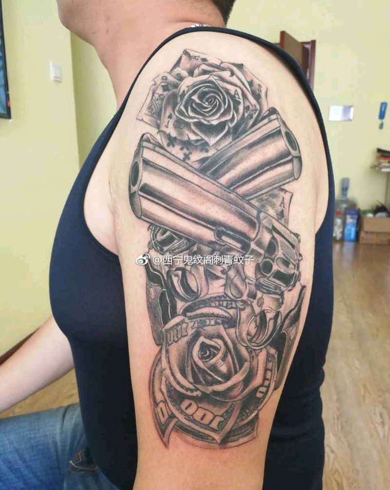 枪花纹身图片_肩部手臂欧美成品纹身图案