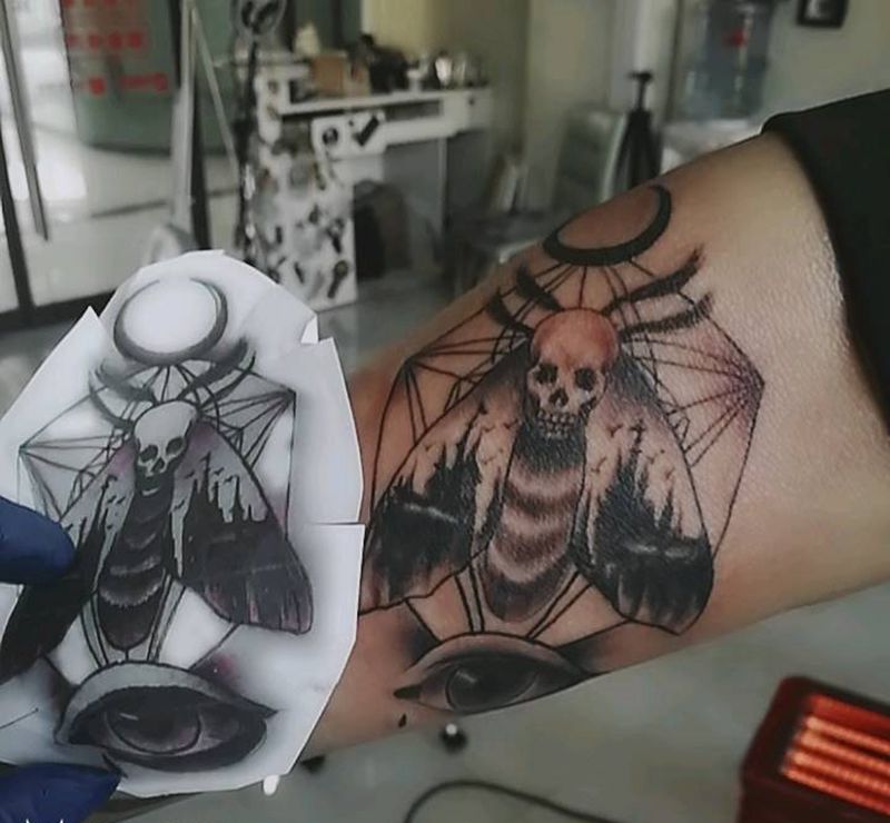 鬼蛾纹身图片_手臂纹身图案