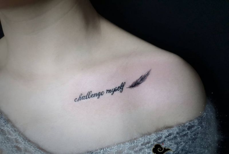 字母小羽毛纹身图片_肩部花体字锁骨羽毛纹身图案