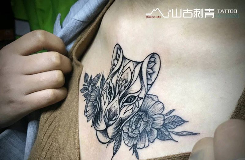 猫科动物和花纹身图片_胸部点刺纹身图案