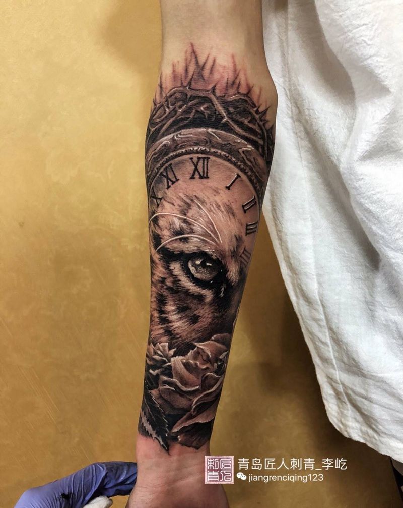 虎嗅蔷薇纹身图片_成品手臂欧美写实动物原创纹身图案