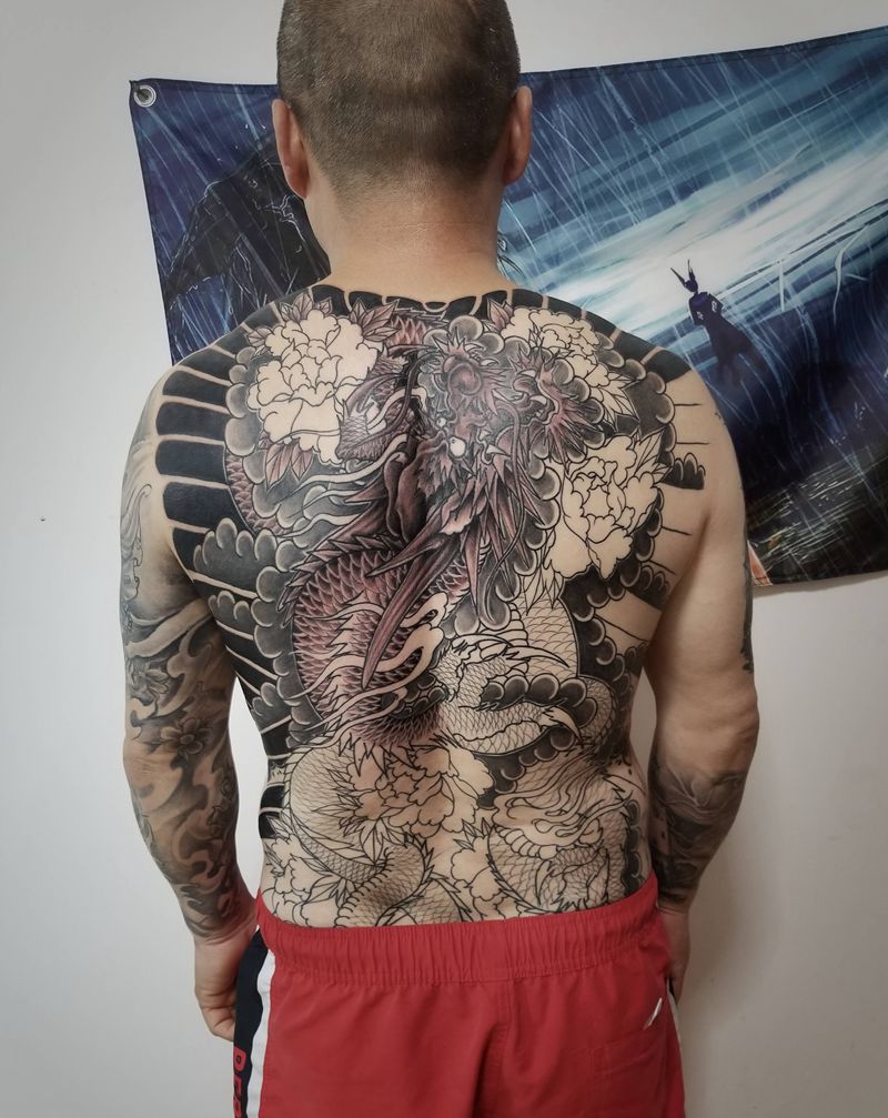 满背龙未完成纹身图片_背部老传统龙纹身图案