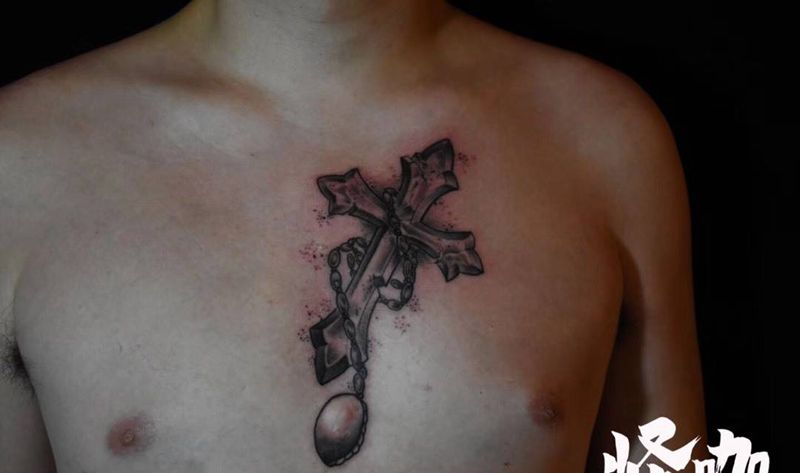 十字架遮盖两个纹身图片