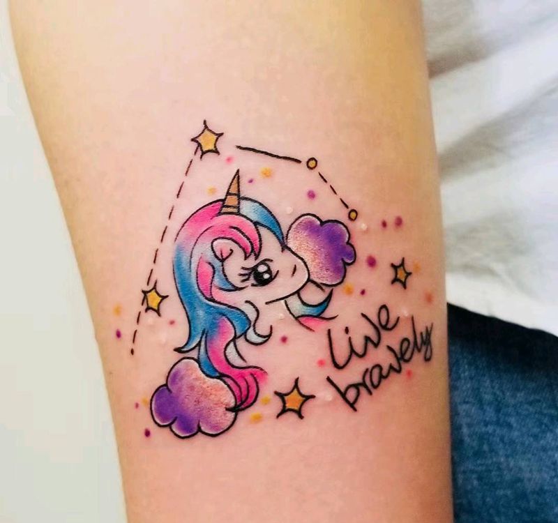 独角兽纹身图片_手臂Old School独角兽纹身图案