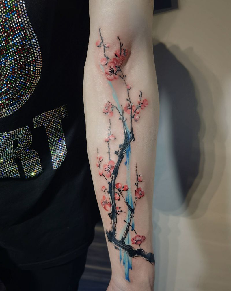 梅花纹身图片_手臂水彩纹身图案