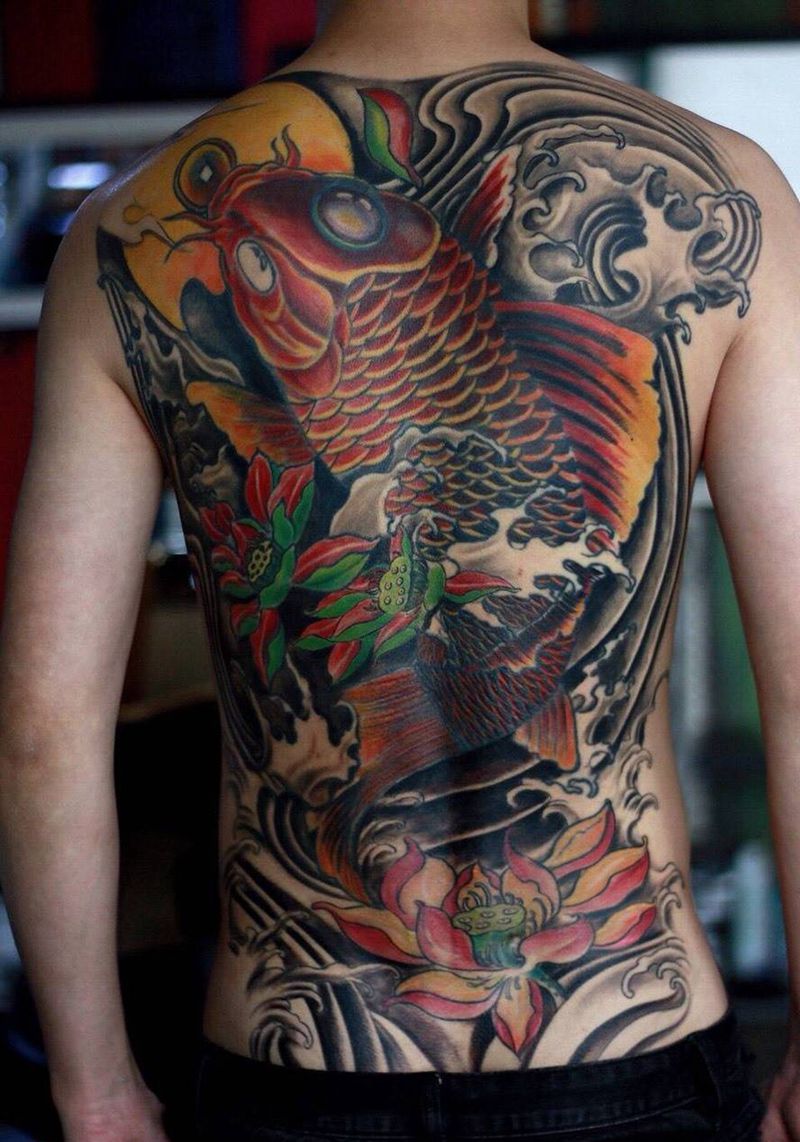 满背鲤鱼纹身图片_成品背部传统动物黄岛青岛刺青青岛鲤鱼满背鲤鱼纹身图案