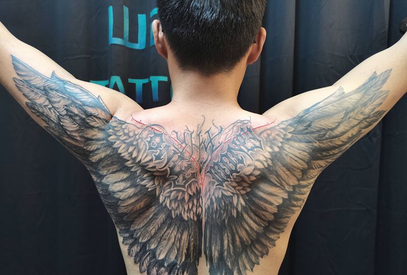 羽翼纹身图片_背部新传统纹身图案