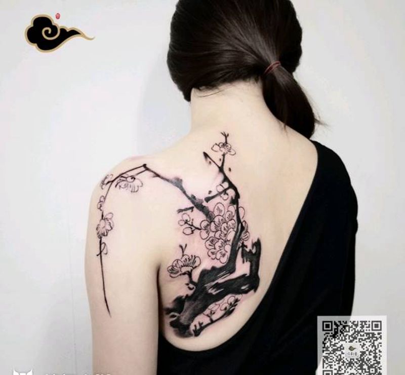 水墨梅花纹身图片_肩部手臂水墨水彩国画黑白梅花纹身图案