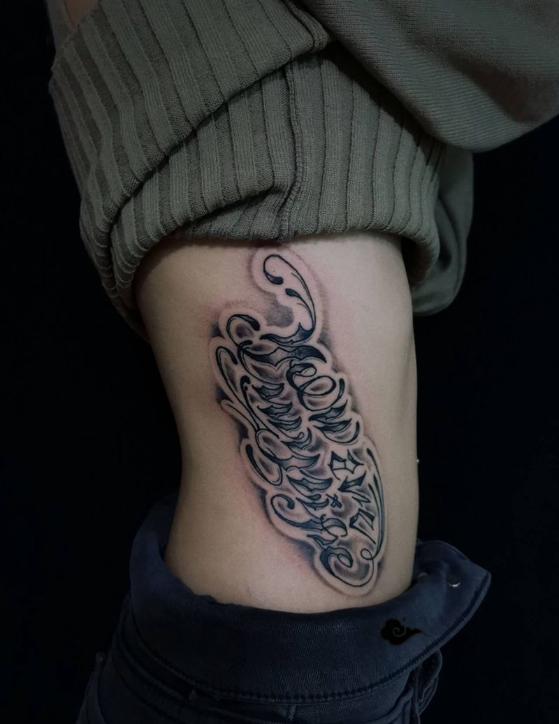 花体字纹身图片_腰部花体字英文纹身图案