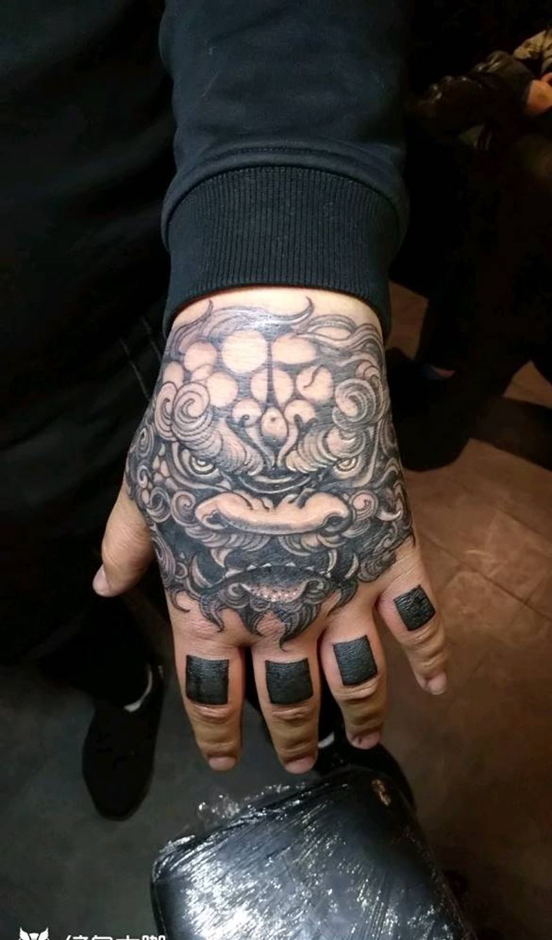 手背唐狮纹身图片
