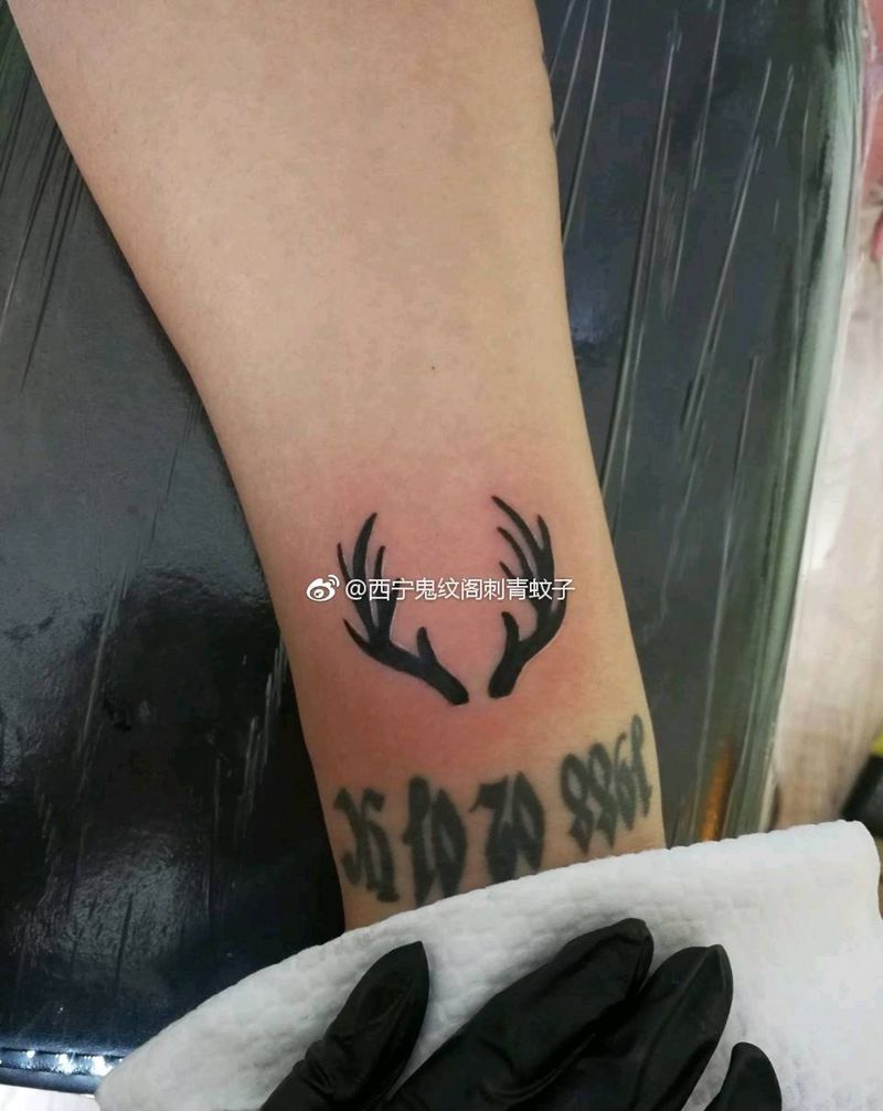 小鹿角纹身图片_手臂清新成品纹身图案
