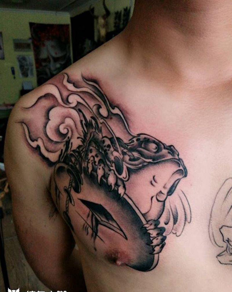 金蟾纹身图片_胸部水墨纹身图案