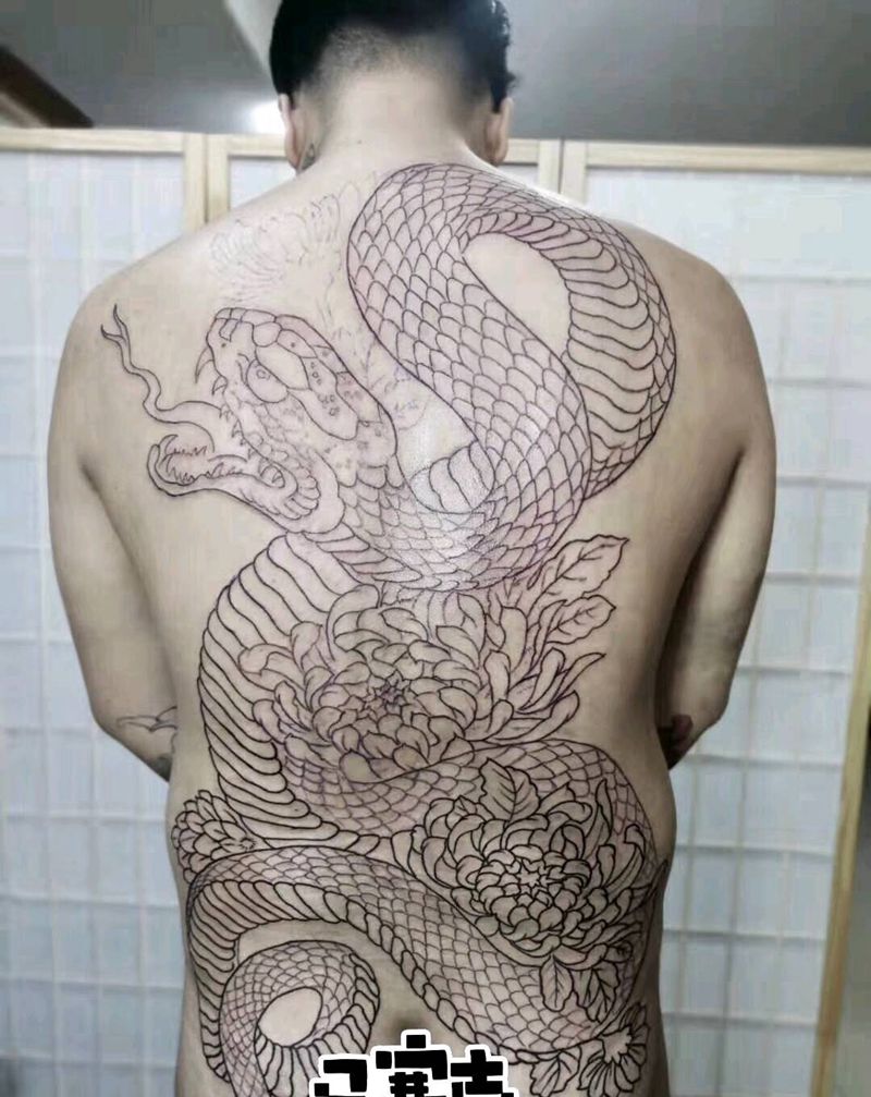 满背线条未完纹身图片_背部老传统纹身图案