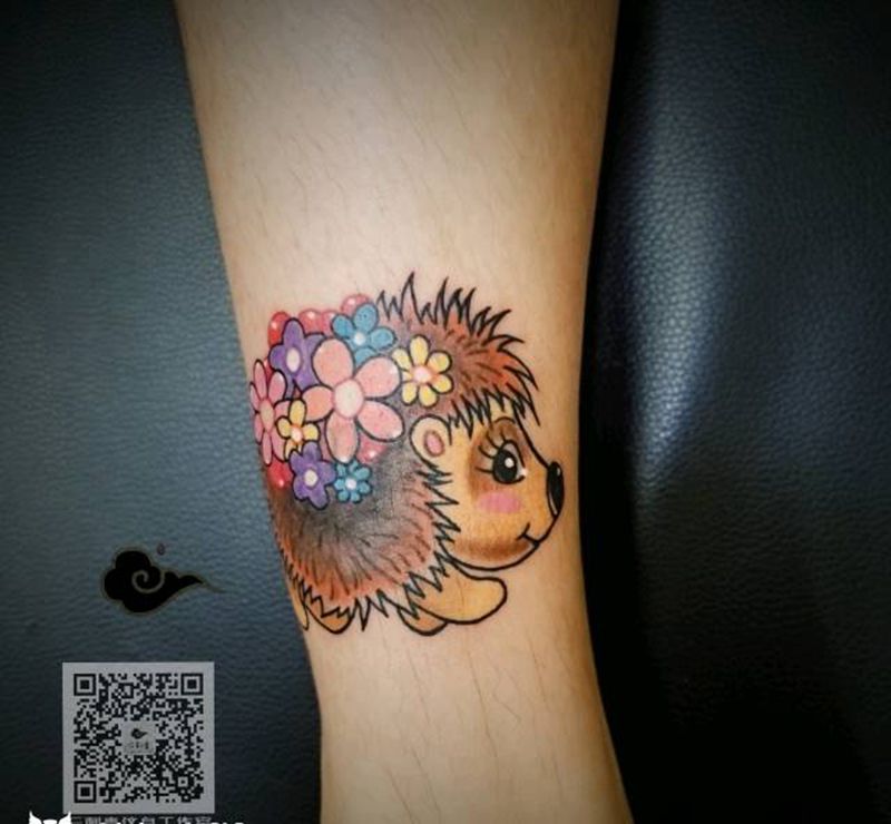 小腿卡通刺猬遮盖纹身图片_腿部Old School卡通刺猬彩色纹身图案
